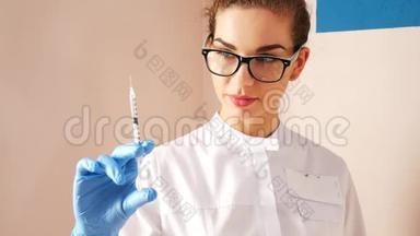 女医生准备注射器注射。 女医生或护士拿着注射器和液体关闭。 医学和医学